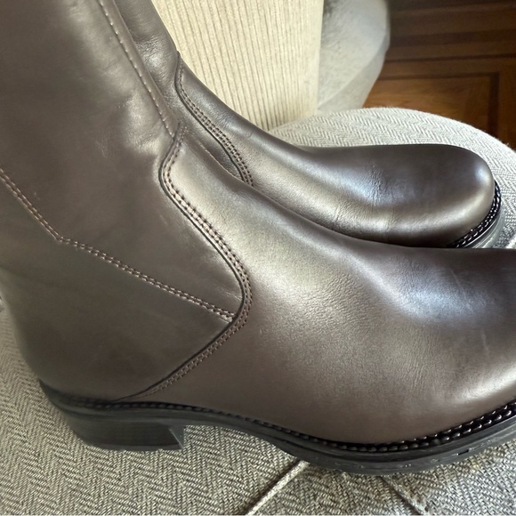 La Canadienne Elegant Brown Leather Ankle Boots - Picture 11 of 14